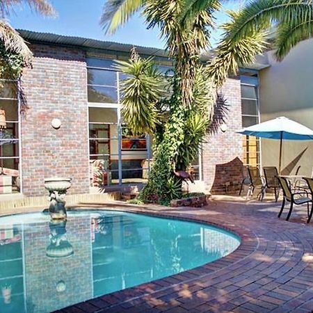 African Moon Corporate House Кемптън Парк Екстериор снимка