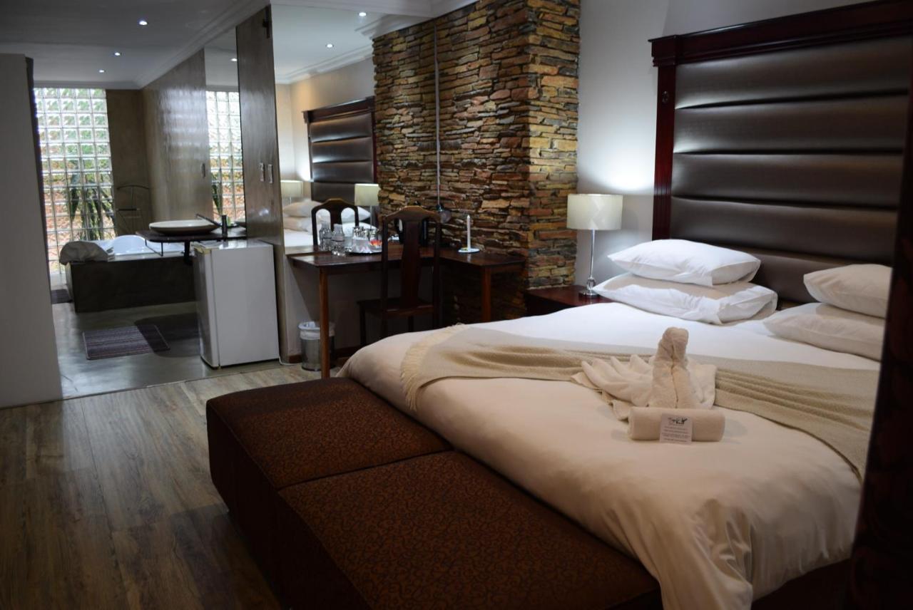 African Moon Corporate House Кемптън Парк Екстериор снимка