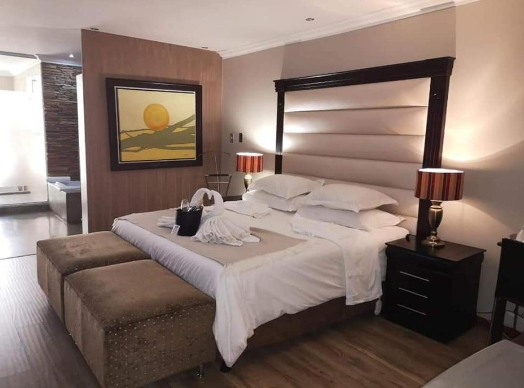 African Moon Corporate House Кемптън Парк Екстериор снимка