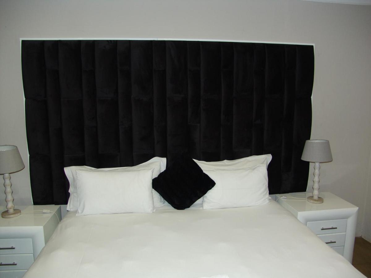 African Moon Corporate House Кемптън Парк Екстериор снимка