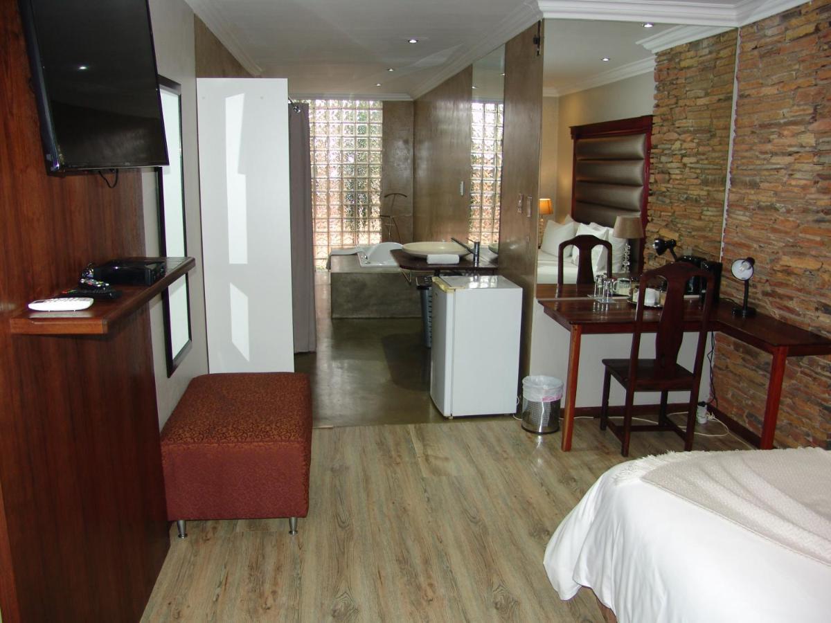 African Moon Corporate House Кемптън Парк Екстериор снимка