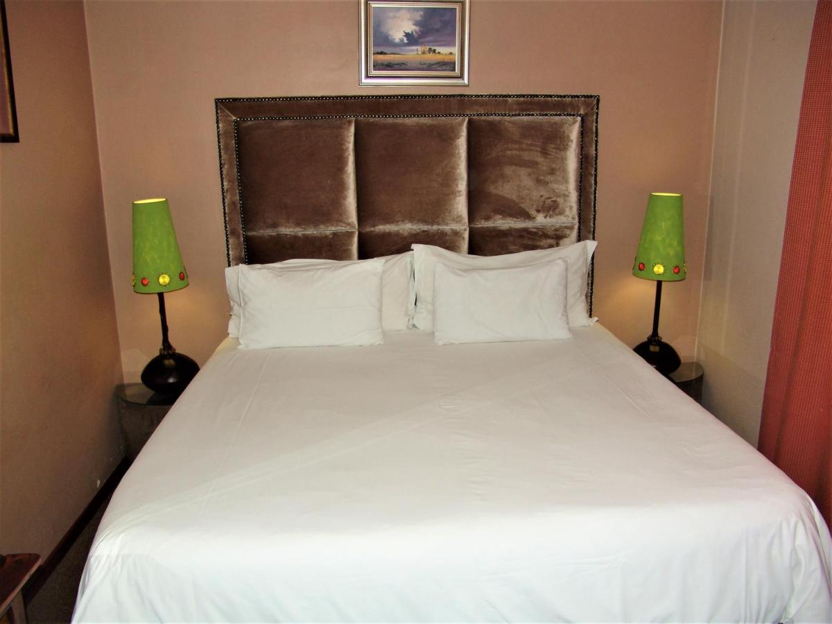 African Moon Corporate House Кемптън Парк Екстериор снимка