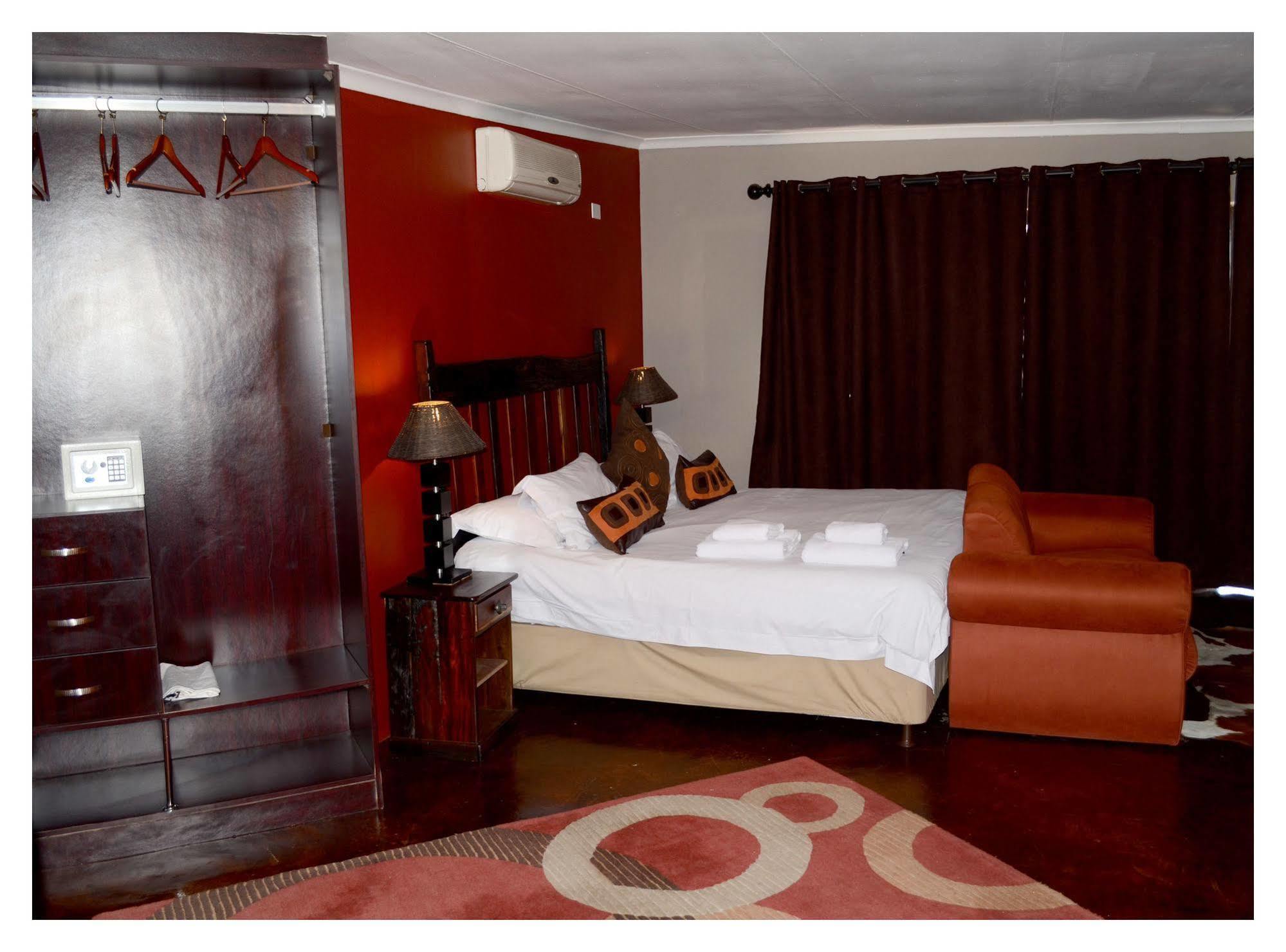African Moon Corporate House Кемптън Парк Екстериор снимка