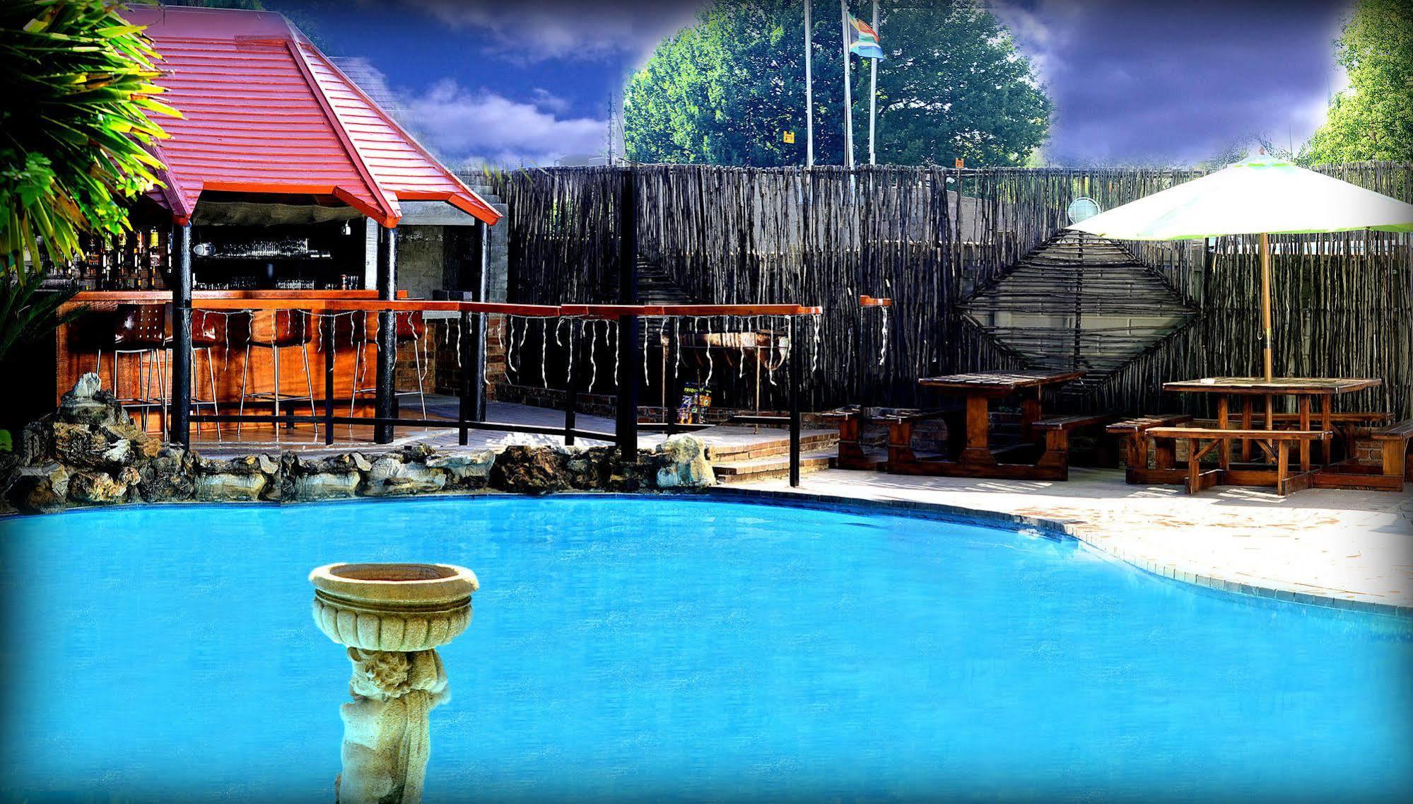 African Moon Corporate House Кемптън Парк Екстериор снимка